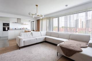 Gelegen op een centrale en aangename locatie, bevindt dit appartement zich op de 7de verdieping van een residentieel appartementsgebouw. Dankzij de ligging zijn winkels, openbaar vervoer en diverse voorzieningen vlot bereikbaar. Het appartement is momenteel verhuurd, wat het ook interessant maakt als investering.<br />Het appartement werd mooi gerenoveerd en beschikt over een ruime, open leefruimte op parket. Aansluitend bevindt zich de moderne keuken, afgewerkt met een tegelvloer en voorzien van de nodige toestellen en kasten. Vanuit de keuken heeft u rechtstreeks toegang tot het terras. De ruime inkomhal is eveneens voorzien van een tegelvloer en beschikt over een apart toilet. Vanuit de hal is er toegang tot de nachthal en de drie slaapkamers. Er zijn 3 slaapkamers, waarvan twee ruime slaapkamers. Beide slaapkamers bieden toegang tot het tweede terras. De derde kamer is momenteel ingericht als bureauruimte en beschikt over ingemaakte kasten. De grootste slaapkamer beschikt over ingemaakte kasten. Het volledige appartement is voorzien van airconditioning, zowel in de leefruimte als in de slaapkamers, wat zorgt voor extra comfort gedurende het hele jaar. De badkamer is nog niet gerenoveerd en is uitgerust met een ligbad, lavabo, lavabomeubel en toilet.<br />Bij het appartement horen bovendien twee kelderbergingen, ideaal voor extra opslagruimte. Een garagebox is optioneel mee aan te kopen voor € 35.000.<br />Verplichte vermeldingen: <br />EPC: 140 kWh/m²<br />P&G - Score : A