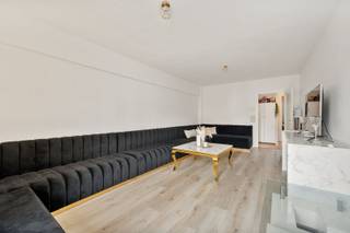 Energiezuinig en gezellig appartement met 2 slaapkamers op 300m van het station in het centrum van Kortrijk nabij alle dagdagelijkse winkels.<br /><br />Indeling: inkomhal met vestiaire, apart toilet en toegang tot de badkamer met ligbad en 2 slaapkamers. Via de keuken heb je toegang tot een balkon achteraan het appartement. Samen met de lichtrijke leefruimte doet het appartement groter aanvoelen dan het effectief is, want elke m² in het appartement is goed benut. In 2020 zijn nieuwe ramen geplaatst met super isolerend glas en collectief werd de verwarming aangepast naar een condenserende ketel waarbij je een gunstig EPC bekomt van 143 kWh/m² jaar.<br /><br />Op dit ogenblik is het appartement nog verhuurd waardoor het ook ideaal kan zijn als investering. Voor meer info en plaatsbezoek contacteer Peter (BIV510.335) op 0495 511 391 of peter@therockrealestate.be