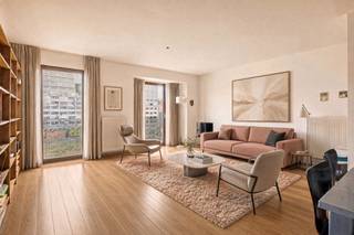 <p><strong><u>Lichtrijk en energiezuinig appartement aan het Stadspark en Antwerpen-Centraal</u></strong></p>
<p>Op een uitstekende centrale ligging in de Lange Kievitstraat, vlak aan het Stadspark én op wandelafstand van Antwerpen-Centraal, bevindt zich dit lichtrijke en energiezuinige appartement met een uitstekend EPC-label A. Een ideale combinatie van comfortabel wonen, een groene omgeving en een vlotte bereikbaarheid.</p>
<p>Dankzij de grote raampartijen geniet de leefruimte van een aangename hoeveelheid natuurlijk licht. De open indeling, warme houten vloeren en praktische inrichting zorgen voor een gezellige woonomgeving die meteen instapklaar aanvoelt.</p>
<p><strong>Indeling<br /></strong>Via de inkomhal kom je in de ruime en lichtrijke leefruimte met houten vloer. De volledig geïnstalleerde open keuken sluit naadloos aan op de eet- en zithoek en vormt zo het centrale hart van het appartement. Aansluitend bevindt zich de comfortabele slaapkamer, samen met een badkamer voorzien van douche en lavabo en een apart toilet. Als extra troef is er toegang tot een rustige binnentuin, een aangename groene buitenruimte waar bewoners even kunnen ontspannen.</p>
<p><strong>Energiezuinig wonen</strong></p>
<p>Met een EPC-label A is dit appartement bijzonder energiezuinig en biedt het een belangrijke troef op het vlak van wooncomfort en energieverbruik. Bovendien werd de verwarmingsketel recent, in juli 2026, volledig vernieuwd, wat het energiezuinige karakter van de woning nog verder versterkt.</p>
<p><strong>Bijzonderheden<br /><br /></strong>Ruime kelderberging</p>
<p>Uitstekend EPC-label A – zeer energiezuinig</p>
<p>Nieuwe verwarmingsketel, vernieuwd in juli 2026</p>
<p>Instapklaar en goed onderhouden</p>
<p>Lichtrijke leefruimte met grote raampartijen</p>
<p>Volledig geïnstalleerde open keuken</p>
<p>Toegang tot een rustige binnentuin</p>
<p>Toplocatie aan het Stadspark</p>
<p>Op wandelafstand van Antwerpen-Centraal</p>
<p>Nabij winkels, horeca en openbaar vervoer</p>
<p></p>
<p>Kortom: een lichtrijk, instapklaar en uiterst energiezuinig appartement met EPC A, gelegen op een bijzonder centrale locatie tussen het Stadspark en Antwerpen-Centraal. Ideaal voor wie comfortabel, energiezuinig én midden in de stad wil wonen.</p>