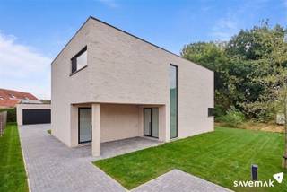 <p><span>Thuiskomen doe je hier met plezier. Elke dag weer.<br /><br />Dit moderne eco-huis uit 2023 staat op jou te wachten in Tessenderlo-Ham</span></p><p><span> </span></p><p><span>Op 5 minuten van de E314 en toch in een verkeersarme straat, dichtbij natuur én publieke voorzieningen.</span></p><p><span> </span></p><p><span>De leefruimte komt 'uit de boekjes'.<br /><br />Open, veel lichtinval en hoogwaardig afgewerkt. Vooral de open keuken die naadloos aansluit op de zitruimte springt in het oog.<br />Verder is er een gelijkvloerse kamer die nu dienst doet als kantoorruimte en een aparte zijingang aan de bergruimte naast de keuken.</span></p><p><span> </span></p><p><span>Op de eerste verdieping zijn er 3 ruime slaapkamers, een wasplaats en een luxueuze badkamer.</span></p><p><span>De master bedroom is direct verbonden met een uitgebreide dressing.</span></p><p><span>Alles is met zorg en oog voor detail afgewerkt en ingericht.<br /><br /></span></p><p><span>Maar ook technisch zit alles goed:</span></p><p><span> </span></p><p><span>De woning wordt comfortabel verwarmd met een warmtepomp. Op alle kamers is er vloerverwarming voorzien.</span></p><p><span>In de warmere periodes geniet je van een geïntegreerde passieve koeling.</span></p><p><span>De elektrische installatie is gekeurd tot 2048</span></p><p><span>Het EPC label zit op A (2 dus nét geen A+ ... veel beter kan het niet)</span></p><p><span>Voor de toiletten en de tuin wordt er regenwater gebruikt.</span></p><p><span>De huidige bewoners kozen aluminium ramen: duurzaam en onderhoudsvrij</span></p><p><span> </span></p><p><span>De tuin is ruim en discreet opgevat. De aanleg kan naar keuze en inzichten gebeuren.</span></p><p><span>Er werd geopteerd voor een dubbele garage, waar bij de aansluiting voor een laadpaal reeds voorzien is.</span></p><p><span> </span></p><p><span> </span></p><p><span>Disclaimer: de foto's van de tuin zijn bewerkt met AI (gras groener en terras aangelegd) voor de rest is er niets gewijzigd!</span></p><p><span>Bestuursmaatregelen in het maatregelenregister: nee</span><span> </span></p><p><span> </span></p>
