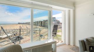 <p>Iconisch gelegen in residentie Alto De Mar, vlak naast de RBSC-zeilclub van Duinbergen, geniet dit appartement van een prachtig zeezicht en een open uitzicht over het Albertstrand. Dankzij de oostgerichte gevel baadt de leefruimte ’s morgens in het zonlicht.</p>
<p>Het appartement omvat een lichtrijke woonkamer met parketvloeren en een open keuken voorzien van alle toestellen. Verder zijn er twee volwaardige slaapkamers, geschikt voor dubbele bedden, een ruime badkamer met grote inloopdouche en dubbele lavabo, en terrassen aan zowel de voor- als achterzijde. Het schuifraam naar het terras werd recent vernieuwd. Het appartement werd volledig gerenoveerd in 2012.</p>
<p>Privatieve kelder in het gebouw inbegrepen.</p>