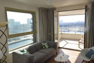 Ontdek dit <strong>schitterende appartement </strong>in woontoren 6, gelegen op de 12e verdieping en bereikbaar via <strong>twee liften</strong>. Het appartement biedt <strong>2 ruime slaapkamers</strong>, een volledig uitgeruste keuken, een moderne badkamer met douche en toilet, een apart gastentoilet én een handige aparte keukenberging.<br /><br />Het <strong>overdekt terras </strong>biedt een fenomenaal uitzicht over de stad – perfect om te genieten van zonsondergangen of een moment van rust. Het appartement is<strong> volledig nieuw</strong> en wordt verkocht onder registratierechten. Extra pluspunt is de ruime <strong>kelderberging </strong>aanhorig het appartement. Twee inpandige <strong>autostaanplaatsen </strong>vlakbij de liften eveneens vrijblijvend te koop.<br /><br />Ervaar luxe, comfort en een ongeëvenaard uitzicht in één van de meest gewilde locaties aan het <strong>Kattendijkdok</strong>, <strong>Eilandje</strong>.