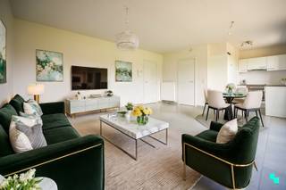 Ontdek dit energiezuinig tweeslaapkamer appartement gelegen op de eerste verdieping van de residentie 'Parkzicht' , te centrum Izegem, nabij verschillende handelszaken, openbaar vervoer en recht tegenover het Sint-Tilloplein met speeltuin. Dit appartement beschikt over een bewoonbare oppervlakte van 69 m² (volgens het EPC-attest). Volgende indeling: inkomhal met vestiaire voorziening, leefruimte met open geïnstalleerde keuken (oven, kookplaat, spoelbak, dampkap en koelkast) en aansluitend de berging, badkamer (douche, enkele wastafel en toilet) en twee slaapkamers. CV op aardgas | EPC B - energiezuinig | HR - beglazing (ALU) | Centrale ligging | Gratis parkeren nabij. Contacteer ons voor meer informatie. www.bordes.be