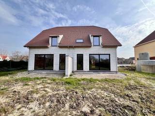 <p>Binnenkort in uw energiezuinige thuis onder de kerktoren van Lapscheure wonen? <br />De afwerking kan momenteel nog naar eigen wensen gekozen worden. AANKOOP AAN 6% IS MOGELIJK!<br /><br />De woning scoort zeer goed qua energiezuinigheid dankzij z’n WARMTEPOMP met vloerverwarming, ZONNEPANELEN, superisolerende beglazing, vloer- muur- en dakisolatie, ventilatie type D, regenwaterput 10.000L,…<br /><br />De locatie vormt de ideale uitvalsbasis voor een fietstocht of wandeling in de natuur. Daarnaast is er een vlotte verbinding naar de winkels in Westkapelle, de zee en het binnenland via de N49. <br /><br />De zuid-west oriëntatie en de diepte van de tuinen zorgen ervoor dat u steeds van de zon kunt genieten. <br /><br />Contacteer Bonne Vastgoed 7 op 7 via 050/73.73.73 of info@bonnevastgoed.be</p>