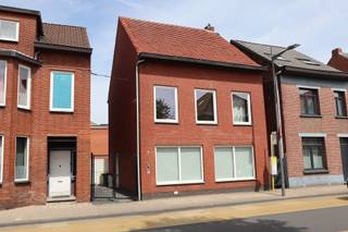 Midden in het centrum van Essen en op loopafstand van het NMBS-station, zeer gunstig gelegen verrassend royale, vrijstaande woning met grote tuin.4...