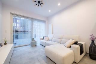 Volledig gerenoveerde woning in Aarschot te koop.Je komt de woning in de inkomhal met toilet en ruime berging/wasplaats, vervolgens kom je in...