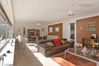 <u><em><strong>Exclusief gerenoveerd appartement op toplocatie, op slechts 150 meter van het strand.</strong></em></u><br /><br />In het bruisende hart van De Panne, midden in de winkelstraat en op amper 150 meter van het strand, bevindt zich dit uitzonderlijk smaakvol gerenoveerde appartement van maar liefst 130 m². Een eigendom waar ruimte, licht en hedendaags wooncomfort naadloos samensmelten.<br /><br />Bij het betreden van het appartement word je verwelkomd in een verzorgde inkomhal met vestiaire en een gastentoilet met wastafel.<br /><br />De royale leefruimte baadt in het natuurlijke licht dankzij de indrukwekkende gevelbreedte van 8,5 meter en sluit harmonieus aan op het zonnige terras. Hier geniet je in alle rust van een open en aangename leefomgeving.<br /><br />De volledig ingerichte keuken combineert functionaliteit met een stijlvolle afwerking en vormt het perfecte verlengde van de leefruimte.<br /><br />Het appartement beschikt over drie volwaardige slaapkamers, elk met een bijzonder ruim gevoel. De master bedroom biedt bovendien een praktische berging, momenteel ingericht als wasruimte met aansluiting voor wasmachine en droogkast. Deze ruimte leent zich uitstekend voor de creatie van een extra douchekamer of ensuite badkamer.<br /><br />Aan de rustige achterzijde van het gebouw bevindt zich een tweede terras, waar je optimaal profiteert van de namiddag- en avondzon.<br /><br />Verder beschikt het appartement over een tweede afzonderlijk toilet met wastafel en een moderne badkamer, uitgerust met een ruime inloopdouche en een stijlvolle lavabo.<br /><br />Een privatieve kelder en een gemeenschappelijke fietsenberging.<br /><br /><strong>Troeven:</strong>
<ul>
	<li>Uitstekend gelegen in het commerciële centrum van De Panne</li>
	<li>Volledig en kwalitatief gerenoveerd</li>
	<li>Drie ruime slaapkamers</li>
	<li>Twee zonnige terrassen</li>
	<li>Mogelijkheid tot het creëren van een tweede douchekamer</li>
	<li>Private kelder en gemeenschappelijke fietsenberging</li>
	<li>Centrale verwarming op aardgas</li>
	<li>Gunstige EPC-label B</li>
</ul>
Een zeldzame opportuniteit voor wie op zoek is naar een ruim, instapklaar appartement met een hoogwaardige afwerking, een uitzonderlijke ligging en alle comfort binnen handbereik. Ideaal als vaste woonst, luxueus tweede verblijf of waardevaste investering aan zee.