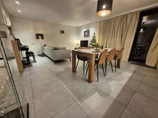 <p>Dit recent gebouwde gelijkvloerse appartement is heel gunstig gelegen in het centrum, doch nabij de grote uitvalswegen zoals de E40 (op een vlotte verbinding tussen Aalter en Gent).</p>
<p>Het betreft een instapklaar appartement dat voorziet in alle hedendaagse luxe. Zo beschikt het appartement over vloerverwarming (zeer laag EPC: 19 kWh/m²!), eigen zonnepanelen, een volledig geïnstalleerde keuken en een eigen parkeerplaats en kelderberging.</p>
<p>De extra grote troef is het terras dat makkelijk toegankelijk is via de leefruimte en tevens toegang biedt naar de parkeerplaatsen. Op die manier kan je genieten van een eigen ‘tuintje’ maar heb je niet de zorg van een groot onderhoud ervan!</p>
<p>Het appartement is ingedeeld als volgt:</p>
<p>Leefruimte, open keuken, privé terras, ruime berging, nachthall, badkamer met douche en lavabomeubel, afzonderlijk toilet en ruime slaapkamer.</p>
<p>Tevens beschikt het appartement over een privatieve kelderberging en privatieve autostaanplaats. Tot slot heb je ook een gemeenschappelijke fietsenberging, waarvan je gebruik kan maken.</p>
<p></p>
<p>Vrij vanaf 1 februari 2026</p>
<p>Interesse? Bel vandaag nog voor je persoonlijke afspraak ter plaatse!</p>