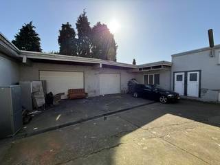 -Opbrengsteigendom op centrale ligging in Deurne aan de Van Duyststraat 78-80-82. Het gebouw is ingedeeld met 11 units.<br /><br /><u><strong>-Indeling van het gebouw:</strong></u><br /><u>Kelder.</u><br /><u>Gelijkvloers:</u><br />Gemeenschappelijke inkomhal.<br />Doorrij.<br />Koer.<br />5 wooneenheden<br /><u>Eerste verdieping: </u><br />5 wooneenheden<br /><u>Tweede verdieping: </u><br />1 wooneenheid.<br /><br />Het gebouw maakt deel uit van een mede-eigendom (basisakte) en geniet het uitsluitend genot van de binnenplaats en van de fietsenstallingen op de binnenplaats.<br />Een deel van de units is nog verhuurd met niet geregistreerde contracten (huurders betalen niet)<br /><br />EPC scores:<br />nummer 78: 20240919-0003253055-RES-1 - 633 kWh/m²jaar - F-label<br />nummer 80: 20240919-0003253029-RES-1 - 349 kWh/m²jaar - D-label<br />nummer 82: 20240919-0003253038-RES-1 - 349 kWh/m²jaar - D-label<br /><br /> 