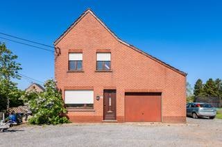 Op een rustige, landelijke locatie bevindt zich deze open bebouwing uit 1957, gelegen op een royaal perceel van 2.158,31 m². Deze eigendom biedt...