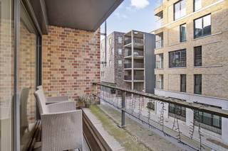 Gelegen in het centrum van Roeselare bevindt zich dit ruime en energiezuinige appartement op de eerste verdieping van een verzorgde residentie. Met een bewoonbare oppervlakte van 112 m² en twee volwaardige slaapkamers biedt dit appartement een aangenaam en comfortabel woongevoel. Het gunstige EPC-label B zorgt bovendien voor een energiezuinige en duurzame woonervaring.De ligging is een absolute troef. U woont hier centraal, maar toch in alle rust, in de Hendrik Consciencestraat. Op wandelafstand vindt u de Grote Markt, De Munt, het station, diverse winkels, horecazaken en het openbaar vervoer. Een ideale combinatie van stadse levendigheid en rustig wonen.Het appartement heeft volgende indeling:- Ruime, lichtrijke leefruimte- Keuken- Berging- 2 slaapkamers- Badkamer- Apart toilet- Terras aan voor- en achterzijdeMogelijkheid tot aankoop van een garage.Extra kenmerken:- Instapklaar en zeer lichtrijk appartement- Mogelijkheid tot aankoop van een garage- Ideaal als investering- Lift aanwezig in het gebouw- Centrale ligging nabij winkels, openbaar vervoer, centrum Roeselare,...