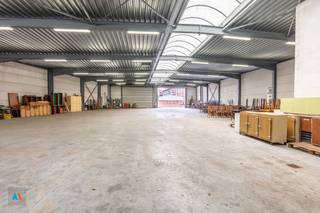 <p><strong>Ruime loods in het centrum van Loenhout, met een uitstekende bereikbaarheid. </strong><br />De loods heeft een totale oppervlakte van 700 m² en is toegankelijk via drie sectionaalpoorten van 6,10 m breed en 4,20 m hoog. Ideaal gelegen op wandelafstand van het openbaar vervoer en in nabijheid van het treinstation Noorderkempen, 5,6 km, en het op- en afrittencomplex Loenhout, 3,3 km, richting Antwerpen en Nederland. Geschikt voor verschillende doeleinden zoals dienstverlening, klein ambacht, etc. <br /><br />Onmiddellijk beschikbaar.<br /><br />Geïnteresseerd? Neem snel contact op met Aertsen Makelaars.</p>