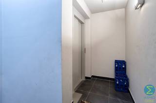 <p><strong><span>Gezellig dakappartement met ruim terras en carport in het centrum van Arendonk</span></strong></p>
<p><span>Op een uitstekende locatie in het centrum van Arendonk bevindt zich dit gezellige dakappartement op de derde verdieping van een verzorgd appartementsgebouw. Dankzij de aanwezigheid van een lift (tot op de tweede verdieping) is het appartement comfortabel en vlot bereikbaar.</span></p>
<p><span>Bij het betreden van het appartement komt u in de inkomhal, die toegang biedt tot alle ruimtes. De lichtrijke woonkamer sluit naadloos aan op de open ingerichte keuken. Vanuit de leefruimte heeft u rechtstreeks toegang tot het ruime, zonnige terras, waar u in alle rust kunt genieten van het buitenleven.</span></p>
<p><span>Het appartement beschikt over een ruime slaapkamer en een verzorgde badkamer, uitgerust met een dubbel lavabomeubel, een ligbad met douchecombinatie en een toilet.</span></p>
<p><span>Verder is er een praktische, aparte berging met aansluiting voor een wasmachine en de cv-installatie op aardgas.</span></p>
<p><span>Als extra troef beschikt het appartement over een carport achter het gebouw, zodat u steeds verzekerd bent van een eigen parkeerplaats.</span></p>
<p><strong><span>Troeven:</span></strong></p>
<ul>
<li><span>Centrale ligging in het hart van Arendonk</span></li>
<li><span>Gelegen op de derde verdieping</span></li>
<li><span>Lift aanwezig in het gebouw (tot verdieping 2)</span></li>
<li><span>Ruim en zonnig terras</span></li>
<li><span>Lichtrijke woonkamer met open ingerichte keuken</span></li>
<li><span>Ruime slaapkamer</span></li>
<li><span>Badkamer met dubbele wastafel, ligbad/douche en toilet</span></li>
<li><span>Praktische berging met wasmachine-aansluiting</span></li>
<li><span>Centrale verwarming op aardgas</span></li>
<li><span>Eigen carport achter het gebouw</span></li>
<li><span>(Momenteel is het appartement verhuurd met een contract van 1 jaar vanaf 01/07/2026)</span></li>
</ul>
<p><span>Bent u op zoek naar een appartement met een aangenaam terras en een centrale ligging? Dan is dit appartement zeker een bezoek waard!</span></p>