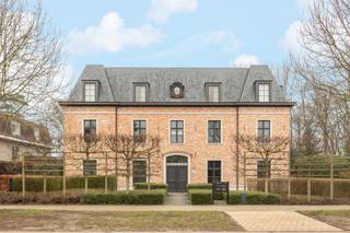 Stijlvol en energiezuinig villa-appartement met ruim overdekt terras vlakbij het centrum van Schilde.Het appartement is gelegen op de eerste...