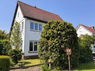 Ruime vrijstaande eengezinswoning met grote tuin en zicht op het Albertkanaal.Dit te renoveren vrijstaand huis met een woonoppervlakte van 172m²...