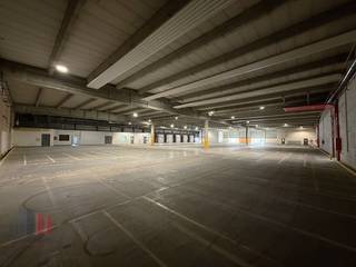 Fantastique entrepôt logistique d'une superficie de 6 270 m² (extensible à 15 370 m²) à louer dans la zone industrielle de Hoogveld, à proximité de la route nationale (1 km) avec une connexion immédiate à la Mechelsesteenweg.<br /><br />L'entrepôt, dont la hauteur libre est comprise entre 6 et 8,5 m, est équipé de 5 quais de chargement et d'une porte sectionnelle. En outre, le hall partiellement chauffé est doté d'un sol en polybéton et d'un éclairage LED. Présence de bureaux pour le personnel de l'entrepôt. Vaste espace de manœuvre sur le site pavé et clôturé, avec un grand espace de stockage/parking extérieur (jusqu'à 2 000 m²). <br /><br />Contactez PANORAMA B2B pour de plus amples informations ou une visite de site sans obligation 09 225 09 09.