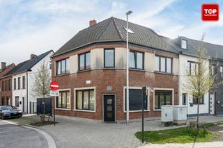 In een rustige en centraal gelegen residentiële buurt treffen we deze statige hoekwoning, oorspronkelijk ontworpen door architect Keppens. Deze...