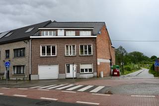 Zeer ruim gebouw , altijd verhuurd geweest als 2 appartementen .<br />Maar kan ook zeker als 1 zeer ruime woning dienst doen .<br />Een inpandige garage is reeds voorzien .<br /><br />Deze woning valt onder de renovatieplicht .<br /><br />EPC + Asbestattest te downloaden op onze website , deze zijn van voor er een nieuw dak is geplaatst . <br /><br />