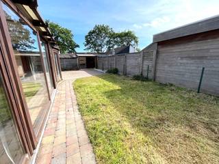 Bent u op zoek naar een VRIJSTAANDE WONING die u volledig naar eigen smaak kunt opfrissen? Dan is dit jouw ding!<br />Deze woning, op een perceel van 280 m², biedt een uitstekende basis. Ze beschikt over over een inkom met toilet, aangename leefruimte, een VERANDA die zorgt voor extra lichtinval, keuken, badkamer met douche, twee volwaardige slaapkamers en de mogelijkheid om een derde slaapkamer te creëren. ZONNIGE TUIN met terras, carport en GARAGE, met handige DUBBELE OPRIT.<br />GUNSTIGE LIGGING met vlotte verbinding naar Brugge en winkel in de nabijheid.<br />ALLEENSTAAND, met TUIN & GARAGE, op een rustige ligging, wat wil een mens nog meer ?<br />