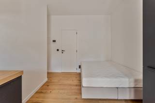 <span><strong>***TWEEDE SEMESTER TE HUUR***</strong></span>
<p>Deze residentie is gelegen aan de Leuvense stadsrand, namelijk op de <strong>Geldenaaksebaan</strong>! Deze locatie biedt zowel voor studerende jongeren in Leuven, Heverlee én Brussel een goede uitvalsbasis. <br /><br />Niet alleen de rustige omgeving is een troef maar ook de faciliteiten in de nabijheid zijn mooi meegenomen. Zo kan je er het openbaar vervoer vinden op enkele meters van het gebouw. Supermarkten, printshops, apotheek… op wandel/ fietsafstand. Het verlengde van de straat geeft uit op Sportoase waar je als student kan deelnemen aan groepslessen of gewoonweg kan ontspannen. <strong>Abdij Van Park</strong> is een Norbertijenabdij gelegen aan Leuvense bossen en is de ideale uitvalsbasis voor studenten die naast het studeren wensen te ontspannen. Je geniet er als het ware van de natuur en dit op een boogscheut van Leuven. Men kan hier echt wel spreken van een verborgen parel.<br /><span><br />De kamer is gelegen op de gelijkvloerse verdieping, aan de achterzijde van het gebouw en beschikt over een <strong>privatieve badkamer en terras</strong>. Bovendien wordt de kamer volledig <strong>bemeubeld</strong> verhuurd. Bijkomend is er een <strong>inpandige </strong><strong>fietsenstalling</strong> en een <strong>gemeenschappelijke keuken met terras en tuin </strong>aanwezig zodat bewoners samen kunnen kokerellen!</span></p>
<span><strong>Interesse in een bezoek ter plaatse? Contacteer ons vandaag nog: verhuur@connect-immo.be of 016 229 228</strong></span><br /><br />Huurprijs: €790 + €90 (provisie voor verwarming, water, elektriciteit, internet en gemene delen) <br />Onmiddellijk beschikbaar! <br /><span>EPC: 94 kWh/(m2jaar) - 3150724</span>