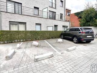 Goedgelegen autostaanplaatsen vlakbij centrum Waregem!Rustig gelegen achter een appartementsblok op het gelijkvloers.Nog 2 beschikbaar (€7.500 per...