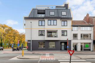 Voor meer info en foto’s, surf naar www.swevers.be –Op de tweede verdieping van een kleinschalig gebouw in hartje Leopoldsburg vinden we dit...