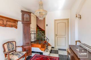Deze <strong>te renoveren villa</strong> is uitstekend gelegen op wandelafstand van het centrum van Oostakker en heeft lokale handelaars, scholen en eetgelegenheden in de nabijheid. Ook bushaltes en de <strong>groenpool 'Wonderwoud'</strong> liggen vlakbij. <br /><br />De woning beschikt over een gedeelde oprit en een <strong>zonnige tuin</strong> met terras. Door de ruime voortuin ligt de woning wat verder weg van de straat, wat zorgt voor <strong>voldoende privacy</strong>. Het perceel heeft een totale oppervlakte van <strong>1.078 m²</strong>. <br /><br />Indeling: gelijkvloers met een inkomhal, woonkamer met eetplaats, keuken, berging/wasplaats, apart toilet en <strong>inpandige garage</strong>. Op het eerste verdiep bevinden zich <strong>drie ruime slaapkamers</strong> en de badkamer.<br /><br />Wenst u zelf de charme en het potentieel van deze woning te ontdekken? Contacteer Theo voor een bezoek ter plaatse: theo@convas.be