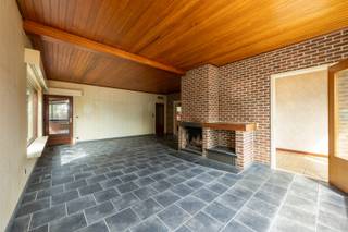 Bent u op zoek naar een woning met karakter, ruimte en tal van mogelijkheden? Dan is deze charmante te renoveren open bebouwing in een rustige residentiële wijk van Oelegem absoluut een bezoek waard!<br /><br />De woning bevindt zich op een mooi perceel van maar liefst 682 m² en beschikt over een zonnige, ruime tuin van ca. 550 m² — ideaal voor gezinnen, tuinliefhebbers of wie graag in alle rust geniet van het buitenleven.<br /><br />Indeling van de woning: bij het betreden van de woning komt u terecht in de inkomhal met vestiaire en apart gastentoilet. De lichtrijke leefruimte vormt het hart van de woning en biedt een aangename connectie met de veranda en de tuin. Aansluitend bevindt zich de gesloten keuken.<br /><br />Verder beschikt het gelijkvloers over drie volwaardige slaapkamers en een badkamer uitgerust met lavabo, toilet en ligbad.<br /><br />De zolderverdieping biedt extra potentieel en kan volledig worden ingericht naar eigen smaak en behoeften — denk aan extra slaapkamers, hobbyruimte of een thuiskantoor.<br /><br />Daarnaast beschikt de woning over een ruime garage én een geïsoleerde kruipkelder.<br /><br />Troeven van deze woning<br /><br />* Rustige ligging in een residentiële buurt<br />* Nabij het Provinciaal Groendomein 'Het Vrieselhof' <br />* Mogelijkheid om volledig gelijkvloers te wonen<br />* Open bebouwing met veel renovatie- en uitbreidingsmogelijkheden<br /><br />186m2 bewoonbare oppervlakte cfr EPC. <br /><br />Wenst u een bezoek of meer informatie? Dan kan u ons steeds contacteren via info@dvarealestate.be of via 03/297.00.00.