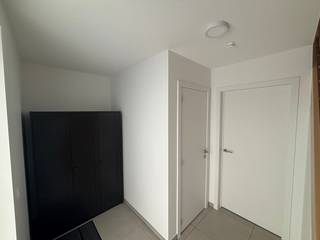 ! DEZE WONING IS VRIJ VANAF 1 OKTOBER 2025 !Gelegen in het centrum van Pittem vinden we deze energiezuinig nieuwbouwwoning met 3 slaapkamers. Alle...