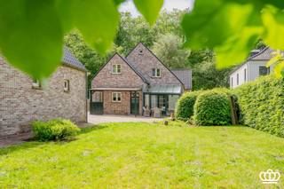 Tijdloze villa in landelijke stijl, gebouwd met kwaliteitsmaterialen. Zeer veel ruimte en perfecte ligging te Essen-Heikant op een perceel van 959...