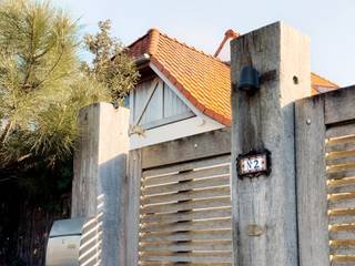 Recente villa (2023) op een ruim perceel van 900 m², gelegen in alle rust en privacy. De gevel combineert moderne elegantie met een vleugje klassieke charme. De woning is doordacht ontworpen met veel oog voor detail en baadt in natuurlijk licht dankzij de grote raampartijen, met mooi zicht op de aangelegde tuin. Binnen vindt u sfeervolle leefruimtes met een hoogwaardige afwerking in landelijke stijl, perfect gecombineerd met modern comfort.<br /><br />Indeling:<br />Gelijkvloers: inkomhal met gastentoilet, ruime slaapkamer met ensuite badkamer (ligbad, dubbele wastafel, toilet), open leefkeuken met SMEG-apparatuur, wasplaats, lichtrijke woonkamer met tuincontact en ruime berging.<br />Verdieping: drie slaapkamers (waarvan één als dressing), en een volledig uitgeruste badkamer (ligbad, douche, wastafel, toilet).<br /><br />De zuidgerichte tuin met terras en overdekt eiken bijgebouw zorgt het hele jaar door voor extra leefcomfort. Verder is er een ruime garage en een afzonderlijk bijgebouw met woonkamer, keuken, slaapkamer en douchekamer. Daarnaast is er plaats voor 4 wagens.<br /><br />Aarzel niet om ons te contacteren voor meer informatie: tel. : 050 62 44 14 of via knokke@immax.be