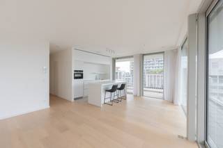 <p>Appartement d’exception dans HAVN – Élégance scandinave au cœur du Zuid<br /><br />Situé dans l’emblématique HAVN, conçu par le célèbre architecte suédois Johannes Norlander, cet appartement remarquable incarne parfaitement l’élégance du design scandinave contemporain. L’immeuble se distingue par son architecture transparente, ses matériaux de grande qualité et son esthétique minimaliste intemporelle.<br /><br />Grâce à ses vastes baies vitrées, l’appartement bénéficie d’une luminosité exceptionnelle tout au long de la journée. La pièce de vie, généreuse et ouverte, est entourée de terrasses qui prolongent naturellement les espaces intérieurs et offrent de belles vues dégagées ainsi qu’une agréable sensation d’espace.<br /><br />La cuisine bulthaup, reconnue pour son design épuré et sa qualité irréprochable, s’intègre harmonieusement à l’architecture du lieu.<br /><br />L’appartement comprend une spacieuse chambre principale ainsi qu’une seconde pièce plus petite, idéale comme chambre d’amis, bureau ou dressing.<br /><br />Idéalement situé dans le très recherché quartier du Zuid, à proximité immédiate des musées, galeries, restaurants et cafés, ce bien constitue un pied-à-terre idéal pour les amateurs d’architecture contemporaine et de vie urbaine raffinée.<br /><br />Une opportunité rare d’acquérir un appartement où lumière, architecture et qualité de vie se conjuguent à la perfection.</p>