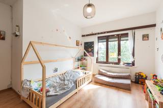 <p>Halfopen huis in Beveren-Kruibeke-Zwijndrecht met 4 slaapkamers, ruim terras en garage.</p>

<p>Deze halfopen bebouwing biedt een praktische indeling en een aangename woonomgeving nabij scholen, openbaar vervoer en belangrijke invalswegen. De lichtrijke living en aparte eetkamer zorgen voor een gezellige leefruimte met verschillende indelingsmogelijkheden. Buiten geniet u van een ruim terras van 34 m², ideaal om te ontspannen of gasten te ontvangen. De woning beschikt daarnaast over vier volwaardige slaapkamers, een ruime badkamer en een grote garage met automatische poort. Dankzij de vaste trap naar de zolder is er bovendien extra bergruimte of potentieel voor bijkomende invulling.</p>

<p>Belangrijkste ruimtes:<br />• Inkomhal met vlotte toegang tot de leefruimtes<br />• Ruime living (31 m²) met veel lichtinval<br />• Eetkamer (14 m²) aansluitend aan de keuken<br />• Keuken (6 m²) uitgerust met gas kookplaat, oven, dampkap en spoelbak<br />• Badkamer (11 m²) met ligbad, dubbel wastafelmeubel en toilet<br />• Slaapkamer (14 m²)<br />• Slaapkamer (21 m²)<br />• Slaapkamer (16 m²)<br />• Terras (34 m²) met voldoende plaats voor tuinmeubilair<br />• Garage (35 m²) met automatische poort en aansluitingen voor wasmachine en droogkast<br />• Zolder (25 m²) nu als slaapkamer ingericht bereikbaar via vaste trap</p>

<p>Troeven:<br />• Halfopen bebouwing met praktische indeling<br />• Ruim terras en grote garage<br />• Centrale ligging nabij scholen, openbaar vervoer en invalswegen</p>

<p>Neem vandaag nog contact op met je ERA-makelaar voor een bezoek.</p>