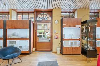 Te koop: opbrengsteigendom bestaande uit een handelsruimte en 2 appartementenOp een uitstekende centrale ligging, vlak bij het station, winkels, scholen en het stadscentrum, bevindt zich deze veelzijdige opbrengsteigendom. De eigendom bestaat uit een handelsruimte en twee appartementen. Wat maakt dit pand uniek?Het gelijkvloers omvat een commerciële handelsruimte op een zichtlocatie in de winkelstraat. De zaak is momenteel ingericht als juwelierszaak en beschikt over onder andere een alarmsysteem, beveiligde rolluiken en airconditioning.Daarnaast omvat de eigendom twee appartementen, elk voorzien van een woonkamer, kitchenette, één slaapkamer en een badkamer. Het pand beschikt bovendien over een ruime gemeenschappelijke zolder, die extra opslagmogelijkheden biedt.Voor wie is dit ideaal?Ideaal voor investeerders die op zoek zijn naar een rendabele opbrengsteigendom met een onmiddellijke huuropbrengst, maar ook voor zelfstandigen die wonen en werken op één locatie willen combineren.Te koop via Immo Beguin, jouw vastgoedexpert sinds 2009, met kantoren in Ronse, Waregem, Kortrijk, Deinze, Doornik en Lessines.Meer info of bezoek aanvragen via: 0490 19 65 07 of aurelie@immobeguin.be.