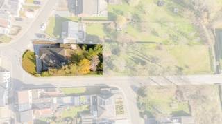 Ben je op zoek naar een te renoveren bungalow met 3 slaapkamers, garage en tuin in Welle? Gevonden!
<p>In het landelijke Welle, een deelgemeente van Denderleeuw, bevindt zich deze charmante bungalow op een ruim perceel van bijna 9 are. Deze villa biedt een solide basis en vormt het ideale renovatieproject voor wie op zoek is naar ruimte en de mogelijkheid om een woning volledig naar eigen smaak in te richten. Mits het isoleren van het dak, voldoet u reeds aan de renovatieverplichting! Er is een mogelijkheid om het achterliggend perceel van bijna 12 are bij te kopen.<br />De woning geniet van een aangename zuidoostgerichte tuin waar je in alle rust kan genieten van het groen en de omgeving. Dankzij de gunstige ligging bevinden winkels, scholen en openbaar vervoer zich in de nabijheid en bereik je de oprit van de E40 op slechts enkele minuten rijden, wat zorgt voor een vlotte verbinding richting Brussel en Gent.</p>
<p>Je komt de woning binnen via de inkomhal die toegang geeft tot de verschillende leefruimtes. De royale woonkamer vormt samen met de lichtrijke veranda het hart van de woning met groen zicht op de tuin. Aansluitend bevindt zich de keuken (2011) met een praktische wasplaats. De inpandige garage met automatische poort zorgt voor extra comfort en bergruimte. Verder beschikt de woning op het gelijkvloers over drie slaapkamers en een badkamer (2012), waardoor het perfect mogelijk is om comfortabel te wonen op één verdieping.. Extra troeven zijn de droge kelder van 24 m² en de ruime zolder, die bijkomende mogelijkheden biedt.</p>
<p>Ben je op zoek naar een woning met potentieel in Welle? Contacteer ons dan snel voor een bezoek en ontdek zelf de mogelijkheden van deze eigendom!</p>
