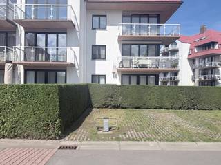 Easy to drive in and out of parking space for sale in the Green Garden residence, Westendelaan 100 in Middelkerke.<br /><br />Dimensions:<br />- width 2.60<br />- length 4.85<br /><br />The car park has a parking barrier.<br /><br />Interested in this well-located parking space in Middelkerke? Get in touch with our office today!<br /><br />Register of measures: no