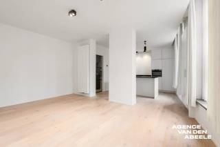 Dit prachtig appartement bevindt zich in het hart van Brugge, vlakbij de Kartuizerinnenkapel en op slechts 50 meter van de markt. Het gebouw dateert uit 2019 en combineert een moderne uitstraling met de charme van de binnenstad. Dankzij de uitstekende ligging geniet u hier van alle stedelijke voorzieningen binnen handbereik.<br /><br />Het appartement beschikt over twee ruime slaapkamers en een volledig afgewerkte badkamer met inloopdouche, dubbele lavabo en wc. De bewoonbare oppervlakte bedraagt 120 m², met een hoogwaardige afwerking en een exclusieve residentiële uitstraling, waaronder een stijlvolle parketvloer in de leefruimte. Hierdoor ontstaat een warme en uitnodigende sfeer, ideaal om tot rust te komen.<br /><br />Daarnaast behoort een ruime kelder tot het pand, wat extra opslagmogelijkheden biedt. <br />Dit appartement is een ideale combinatie van comfort, ruimte en locatie in het historische Brugge.<br /><br />* hoogstaande afwerking<br />* 50m van de markt<br />* totale oppervlakte 120 m2<br />* epc : Label B 132 kWh ( m2/ jaar ) 