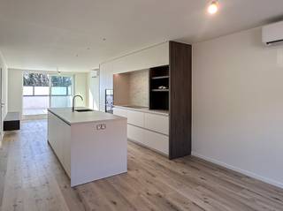 Op zoek naar een instapklare woning met veel ruimte en een gunstige ligging?<br />Deze woning combineert een uitstekende bereikbaarheid met een doordachte indeling en een zeer energiezuinig label dankzij de zonnepanelen, thuisbaterij én warmtepomp.<br /><br />Op het gelijkvloers tref je een ruime garage van meer dan 50m² met automatische poort, ideaal voor wie extra opslagruimte nodig heeft of een hobby wil uitoefenen, want achteraan bevindt zich nog een berging van 13m².<br /><br />Een trap brengt je naar de eerste verdieping, waar je via de hal toegang krijgt tot een apart gastentoilet.<br />De lichtrijke leefruimte loopt naadloos over in de open geïnstalleerde keuken voorzien van duurzame toestellen. Er is rechtstreekse toegang tot het Zuidgericht terras.<br />De bovenverdieping baadt in het zonlicht dankzij de twee lichtkoepels in zowel de hal als de badkamer. Er zijn drie slaapkamers waarvan 2 voorzien zijn van rolluiken. <br />De volledig vernieuwde badkamer is voorzien van inloopdouche, lavabomeubel, toilet en aansluiting voor wasmachine. <br /><br />Deze woning beschikt over een gunstig EPC-label A, een conforme elektrische keuring en is volledig asbestveilig.<br />Interesse? Wees er snel bij en plan een bezoek! 03/775.44.10 - info@immo-jet.be