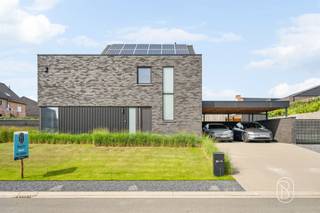 Moderne energiezuinige woning in centrum Kruishoutem: een zeldzame kans. Topgelegen, recente en perfect onderhouden woning met dubbele carport, aangelegde tuin en extra poolhouse.Op een absolute topligging in het centrum van Kruishoutem vinden we deze moderne, energiezuinige woning die tot in de puntjes verzorgd is. Een woning waar werkelijk alles klopt: instapklaar, eigentijds, praktisch én maniakaal goed onderhouden.Via de inkom kom je in de gezellige leefruimte, met aansluitend de volledig geïnstalleerde keuken met eiland en praktische berging. De aangename uitbouw zorgt voor extra licht en ruimte: een eetplaats en een fijne bureauruimte, met rechtstreekse verbinding naar de aangelegde terrassen en tuin.Boven beschikt de woning over 2 volwaardige slaapkamers, een dressing en een moderne badkamer. Daarnaast is er nog een ruime extra berging/wasplaats die mits inrichting perfect kan worden omgevormd tot een 3de slaapkamer. Handige zolder. Buiten geniet je van een handige oprit, dubbele carport en volledig aangelegde, omheinde tuin met meerdere terrassen. Als extra troef is er het afzonderlijke poolhouse, ideaal als ontspanningsruimte, hobbyruimte of extra bergruimte.Een moderne woning op een topligging, met een perfecte afwerking en uitzonderlijk onderhoudsniveau.TOPKANS voor wie comfortabel, energiezuinig en centraal wil wonen!