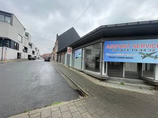<p>Te koop: halfopen handelspand met woning in het centrum van Rekkem.</p>

<p> </p>

<p>Dit handelspand met woning (bouwjaar 1966) biedt een veelzijdige combinatie van commerciële ruimte en wooncomfort. Gelegen aan de Moeskroenstraat, geniet u van een centrale ligging met goede bereikbaarheid. De woning beschikt over vier slaapkamers en een tuin van 78 m², ideaal voor wie wonen en werken wil combineren. De halfopen structuur zorgt voor extra lichtinval en een aangename indeling.</p>

<p> </p>

<p>Belangrijkste ruimtes:<br />• Living met aangename lichtinval<br />• Keuken met dubbele spoelbak en kasten<br />• Handelsruimte met directe straattoegang<br />• Vier slaapkamers<br />• 2 garages<br />• Tuin (78 m², noord-oost georiënteerd)<br />• Berging en zolder</p>

<p> </p>

<p>Troeven:<br />• Centrale ligging in het centrum van Rekkem<br />• Combinatie van handel en wonen<br />• Halfopen bebouwing met extra lichtinval</p>

<p>renovatieplicht</p>

<p>Neem vandaag nog contact op met uw ERA-makelaar voor een bezoek.</p>

<p> </p>

<p>JOUW DROOMHANDELSPAND. ZO GEVONDEN!</p>
