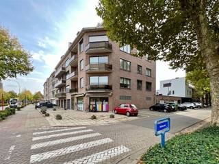 <p><span>Op een uitstekende zichtlocatie aan de </span><span>Augustijnslei</span><span> in </span><span>Brasschaat</span><span>, recht tegenover </span><span>AZ Klina</span><span>, bevindt zich dit veelzijdige </span><span>commerciële gelijkvloers</span><span>. Dankzij de centrale ligging, de goede visibiliteit en de vlotte bereikbaarheid vormt dit pand een ideale uitvalsbasis voor tal van professionele activiteiten.</span></p><p><span>De locatie is bijzonder interessant voor </span><span>vrije beroepen</span><span>, </span><span>medische en paramedische praktijken</span><span>, </span><span>kantooractiviteiten</span><span>, </span><span>dienstverlening</span><span>, </span><span>creatieve beroepen</span><span>, </span><span>atelierfuncties</span><span> of </span><span>lichte productie</span><span>. Bovendien geniet je van een vlotte verbinding naar het centrum van Brasschaat, de Bredabaan, de Ring van Antwerpen en de Haven.</span></p><p><span>Aan de voorzijde bevindt zich een ruime en lichtrijke </span><span>kantoorruimte van ca. 112 m²</span><span>, die flexibel kan worden ingericht volgens de noden van jouw onderneming. Grote raampartijen zorgen voor veel natuurlijke lichtinval en een aangename werkomgeving.</span></p><p><span>Achteraan beschikt het pand over een </span><span>keuken</span><span>, </span><span>berging</span><span>, </span><span>apart toilet</span><span> en twee extra ruimtes van respectievelijk </span><span>85 m²</span><span> en </span><span>7 m²</span><span>. Deze zijn perfect inzetbaar als </span><span>atelier</span><span>, </span><span>opslagruimte</span><span>, </span><span>werkplaats</span><span> of ondersteunende bedrijfsruimte.</span></p><p><span>Troeven:</span></p><ul><li><span>Toplocatie tegenover AZ Klina</span><span> </span></li><li><span>Kantoorruimte van 112 m²</span><span> + </span><span>werkplaats/atelier van 85 m²</span><span> </span></li><li><span>Geschikt voor </span><span>vrije beroepen, kantoren en dienstverlening</span><span> </span></li><li><span>Goede zichtbaarheid en bereikbaarheid </span></li><li><span>Flexibele indelingsmogelijkheden, ruime polyvalente ruimtes </span></li><li><span>2 parkings</span></li></ul><p><span>Een uitstekende opportuniteit voor ondernemers die op zoek zijn naar een strategisch gelegen en multifunctioneel pand in Brasschaat.</span></p><p><span>Interesse of meer info? Contacteer ons via </span><span>03 646 66 55</span><span> of </span><span>info@sinjoor.be</span><span>.</span></p><p><span> </span></p>