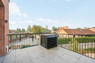 Een nieuwe, energiezuinige realisatie in het centrum van Ravels-Eel!<br /><br />Gelegen op de hoek van Vooreel en Kapelakker heeft Ecclesia een optimale ligging in Ravels, ideale bereikbaarheid, vlakbij openbaar vervoer en een prachtige binnentuin. Het zijn maar enkele troeven van deze realisatie!<br /><br />Inkomhal met toegang tot de zeer lichtrijke woonkamer met open keuken en toegang tot het terras van ca. 14,5m². De keuken afkomstig van Frako is volledig ingericht met een inductievuur, Miele vaatwas, koelkast met crispzones een combi-oven en natuurstenen werkblad. Aparte berging/technische ruimte met aansluitingen wasmachine en droogkast. <br />Nachthal/overloop met toegang tot 2 slaapkamers, badkamer voorzien van inloopdouche, dubbele wastafel en toilet. De nachthal is tevens voorzien van een apart toilet met handenwasser.<br /><br />Bijzonderheden:<br />* ideale centrum ligging <br />* lichtrijk appartement dankzij grote raampartijen<br />* tijdloos bouwwerk met Kempisch karakter <br />* hoogwaardige & kwalitatieve afwerking<br />* BEN-norm<br />* vloerverwarming<br />* verlichtingsarmaturen aanwezig<br />Bouwheer : Pluym-Van Loon<br /><br />Grondaandeel: €43.000 + registratierechten 12%<br />Constructieaandeel: €237.000 + BTW 21%<br /><br />Ondergrondse berging en bovengrondse garagebox verplicht bij aan te kopen:<br />B6: €5.950 (excl kosten)<br />GB10: €27.000 (excl kosten)