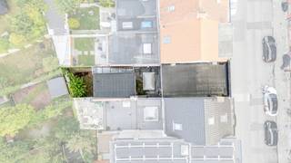 <p>Charmante woning in Sint-Niklaas, vlak bij scholen, openbaar vervoer en het stadscentrum.</p>

<p>Deze gesloten bebouwing uit 1939 combineert een praktische indeling met een aangename ligging aan de stadsrand van Sint-Niklaas. De woning beschikt over twee slaapkamers, een gezellige leefruimte en een tuin van 73 m² waar je in alle rust kan genieten van het buitenleven. Dankzij de nabijheid van scholen, openbaar vervoer en administratieve voorzieningen woon je hier centraal met alle dagelijkse faciliteiten binnen handbereik. De woning biedt bovendien verschillende mogelijkheden om ze verder naar eigen smaak te moderniseren en in te richten.</p>

<p> </p>

<p>Belangrijkste ruimtes:<br />• Woonkamer met kachel en gezellige leefruimte<br />• Keuken met oven, gaskookplaat, koelkast, spoelbak en ingemaakte kasten<br />• Badkamer met ligbad, toilet, wastafel, aansluiting voor wasmachine en droogkast<br />• Twee slaapkamers met aangename indeling<br />• Hobbyruimte met extra mogelijkheden voor opslag of vrije tijd<br />• Hal met toegang tot de verschillende ruimtes<br />• Tuin van 73 m²</p>

<p>Troeven:<br />• Centrale ligging nabij scholen, openbaar vervoer en stadscentrum<br />• Gezellige tuin van 73 m²<br />• Karaktervolle woning met potentieel</p>

<p> </p>

<p>Neem vandaag nog contact op met je ERA-makelaar voor een bezoek.</p>

<p>JOUW DROOMHUIS. ZO GEVONDEN!</p>