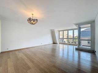 Indeling:- inkomhal met gastentoilet- lichtrijke en ruime woonkamer - keuken voorzien van frigo, vriesvak, vaatwas en oven - aansluitend...