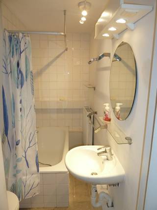 Aangenaam lichtrijk dakappartement te huur ,<br /><br />Gelegen op 1 km van Gasthuisberg en 1 km van centrum Leuven .<br /><br />Bestaande uit inkom, keuken, badkamer, living en 2 slaapkamers <br /><br />en een aangenaam zuid-gelegen terras van ong 52 m2 . <br /><br />Onmiddellijk vrij<br /> <br />Prijs 830 € plus 140€ maandelijkse lasten ( alg, water en verwarming ).<br /><br />Alle ramen in dubbelglas en geïsoleerd dak. <br /><br />Het appartement bevindt zich op de 5 e verdieping .<br /><br />Ben je op zoek naar een rustig ruim en lichtrijk appartement.<br /><br />Heb je meer inlichtingen nodig of wil je een plaatsbezoek <br /><br />tel 0493 73 48 18 <br />