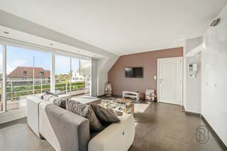 Te koop: lichtrijk appartement met garage en balkon<br /><br />Dit instapklare appartement combineert comfort, licht en een praktische indeling, ideaal voor wie aangenaam en zorgeloos wil wonen.<br /><br />Wat maakt dit pand uniek?<br />Je betreedt de lichtrijke leefruimte, waar de grote raampartijen zorgen voor een aangename verbinding met het balkon. De ruimte is voorzien van ingemaakte kasten en sluit naadloos aan op de open keuken met eiland. Aansluitend aan de keuken bevindt zich een praktische wasberging. Het appartement beschikt over een volwaardige slaapkamer en een badkamer met lavabo en douche.<br /><br />Een belangrijke troef is de private garagebox. Daarnaast is er ook een fietsberging voorzien.<br /><br />Voor wie is dit ideaal?<br />Ideaal voor mensen die op zoek zijn naar een praktisch en lichtrijk appartement met garage.<br /><br />Te koop via Immo Beguin, jouw vastgoedexpert sinds 2009, met kantoren in Ronse, Waregem, Kortrijk, Deinze, Doornik en Lessines.<br />Meer info of bezoek via marijn@immobeguin.be