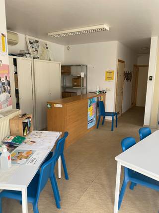 Handelsruimte/bureauruimte te huur in het centrum van Olsene.<br />Vlotte bereikbaarheid naar Deinze, Zulte, Waregem.<br />Vlotte verbinding met E17<br /><br />Instapklaar pand met verschillende ruimtes.<br />Vergaderzaal, bureau, keuken, apart toilet.<br />Garage inbegrepen in de huurprijs.<br /><br />Beschikbaarheid : 1 september<br /><br />Voorzieningen<br />- garage<br />- parkeerplaats