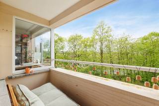 <p><span>Dit </span><span>lichtrijke 2-slaapkamer appartement met zonnig terras</span><span> is ideaal gelegen aan de </span><span>De Roest d'Alkemadelaan in Berchem</span><span>, op een steenworp van de Grotesteenweg met een </span><span>vlotte verbinding naar het stadscentrum</span><span>. Je woont hier net buiten de stadsdrukte, maar met alle voorzieningen zoals winkels, horeca, scholen en openbaar vervoer binnen handbereik. Bovendien bevinden het </span><span>Middelheimpark en Park Brialmont</span><span> zich vlakbij, perfect voor ontspanning en groen in de buurt.</span></p><p><span>Het appartement heeft een</span><span> bewoonbare oppervlakte van ca. 80m²</span><span>, is instapklaar, beschikt over </span><span>2 volwaardige slaapkamers</span><span> en een aangenaam </span><span>terras met zuidoost oriëntatie</span><span>.</span></p><p><span>Indeling</span></p><ul><li><span>Gelegen op de vijfde verdieping </span></li><li><span>Inkomhal </span></li><li><span>Vestiaire</span></li><li><span>Lichtrijke woon- en eetkamer </span></li><li><span>Geïnstalleerde keuken </span></li><li><span>Slaapkamer 1 </span></li><li><span>Slaapkamer 2 </span></li><li><span>Terras met zuidoost oriëntatie </span></li><li><span>Badkamer met douche in bad, lavabo en aansluiting voor WM/DK</span></li><li><span>Apart toilet</span></li><li><span>Berging </span></li><li><span>Privatieve kelder </span></li></ul><p><span>Algemeen gebouw</span></p><ul><li><span>Lift aanwezig </span></li><li><span>Collectieve verwarming op gas </span></li><li><span>Dubbele beglazing (PVC) </span></li><li><span>Fietsenstalling in het gebouw voor bewoners + extra fietsenstalling buiten</span></li></ul><p><span>Bijzonderheden</span></p><ul><li><span>Gunstige ligging net buiten het centrum </span></li><li><span>Veel lichtinval </span></li><li><span>Conforme indeling </span></li><li><span>Nabij parken (Middelheim &amp; Brialmont) </span></li><li><span>Gunstig EPC label B</span></li><li><span>Elektriciteit conform AREI</span></li><li><span>Vrij bij akte </span></li><li><span>Staanplaats bij aan te kopen aan 15.000 </span></li></ul><p><span> </span></p><p><span> </span></p><p><span>Ben jij geïnteresseerd in dit appartement te koop in Antwerpen Berchem, ben je op zoek naar ander vastgoed, een investering of wens je de waarde van jouw eigendom te kennen? Dan ben je bij BOLT immo aan het juiste adres! Wij helpen jou graag verder.</span></p>