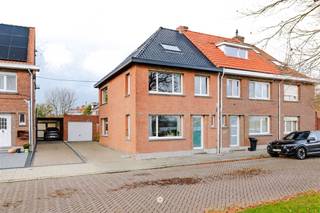 <p><span>Wonen op een unieke locatie aan de oevers van de Schelde in Burcht!<br /><br /></span></p><p><span>Deze instapklare en recent gerenoveerde woning biedt een uitzonderlijke leefomgeving met een prachtig uitzicht én een vlotte bereikbaarheid.</span></p><p><span> </span></p><p><span>Troeven van de woning:</span></p><ul><li><span>Unieke ligging aan de Schelde met open zicht</span></li><li><span>Uitstekende verbinding naar Antwerpen, E17 en het centrum van Burcht</span></li><li><span>Recent en grondig gerenoveerd</span></li><li><span>Oprit én garage aanwezig</span></li><li><span>Asbestveilig en conforme elektrische installatie</span></li></ul><p><span> </span></p><p><span>Indeling</span></p><p><span>Op het gelijkvloers</span><span> vinden we de inkomhal en een aangename leefruimte met open, volledig ingerichte keuken. Deze geeft toegang tot een droge kelder. Achteraan is er een extra ingang met bureau/praktijkruimte en een apart toilet.</span></p><p><span> </span></p><p><span>Er is een aangenaam terras met veel privacy. De garage zorgt voor veel bergruimte. </span></p><p><span> </span></p><p><span>De eerste verdieping</span><span> omvat drie slaapkamers en een moderne badkamer met douche, toilet en lavabo. Eén van de kamers is voorzien van een wasmachine-aansluiting en kan perfect dienen als was- of strijkkamer.</span></p><p><span> </span></p><p><span>De tweede verdieping</span><span> biedt een bijzonder ruime vierde slaapkamer met mezzanine. Aansluitend bevindt zich een extra zolderruimte met cv-ketel.</span></p><p><span> </span></p><p><span>De woning kende de voorbije jaren heel wat renovatiewerken: nieuw geïsoleerd dak, nieuwe cv-ketel, aluminium buitenschrijnwerk, vernieuwde keuken, badkamer, vloeren en meer.</span></p><p><span> </span></p><p><span>Een volledig instapklare woning op een idyllische locatie ideaal voor wie rustig wil wonen met alles binnen handbereik.</span></p><p><span> </span></p>