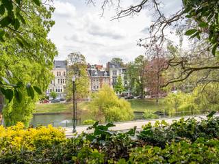 Ideaal gelegen tussen de Vijvers van Elsene en de Koningstuin, in een modernistisch gebouw gebouwd door Herpain, opmerkelijk appartement op tuinniveau met een bruto oppervlakte van ± 170 m² met terras en privétuin van ± 160 m² met vrij uitzicht op de Vijvers van Elsene.<br /><br />Het doorlopende appartement, volledig ingericht door de beroemde interieurarchitect/ontwerper Christophe Gevers, getuigt van zijn voorliefde voor de combinatie van staal, steen en hout, waarbij deze edele en duurzame materialen volledig tot hun recht komen. De inkomhal zet de toon en leidt u naar de ruime woonkamer met opbergruimtes in geborsteld roestvrij staal en een vals plafond in gebleekt eikenhout, de open, moduleerbare keuken en de slaapkamers, die elk op gelijk niveau uitkomen op de tuin van ± 160 m². De hoofdslaapkamer is voorzien van een dressing en een en-suite badkamer, gevolgd door een slaapkamer met badkamer en een kleine slaapkamer/bureau met eigen badkamer. Een parkeerplaats en een kelder maken dit geheel compleet.<br /><br />Overige: inbegrepen in de verkoop, gepantserde deuren, wasruimte, kelders, videofoon, conciërge.<br /><br />De vijvers van Elsene bieden een groene en pittoreske omgeving op een steenworp afstand van het Flageyplein. Deze plek staat bekend om de levenskwaliteit die het biedt, tussen de rust van de vijvers en de levendigheid van de omliggende wijk. Talrijke openbaarvervoersmogelijkheden.<br /><br />Voor meer informatie kunt u contact opnemen met Bertrand de Moffarts +32 475 944 508.